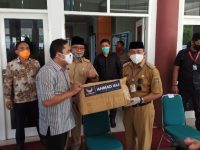 Abdul Rahim Salurkan Bantuan Masker dari DPP Partai Nasdem di Polman