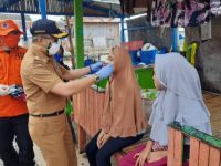 Gugus Tugas Covid-19 Makassar Bagi-bagi Masker di Pulau Kodingareng