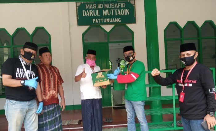 Bersama DMI Sulsel, YGBI Bagi-bagikan Pembersih Masjid di Maros dan Bone