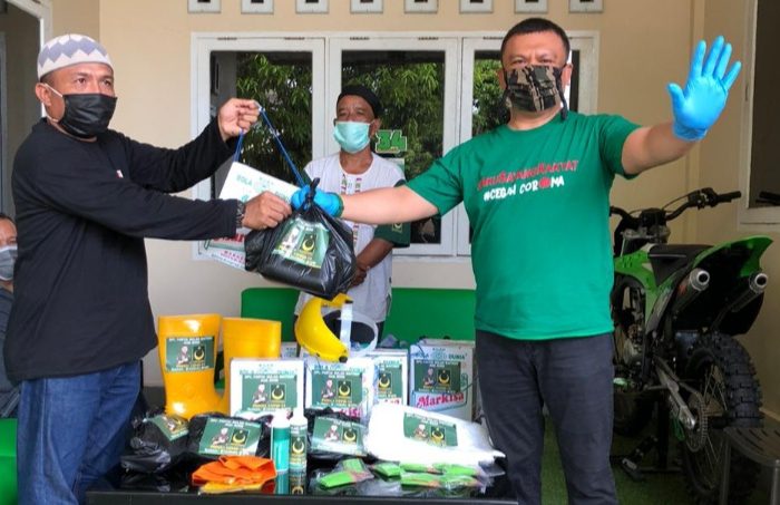 Anggota DPRD Bone Saifullah Latif Bagikan Bantuan untuk Warga Terdampak Covid-19