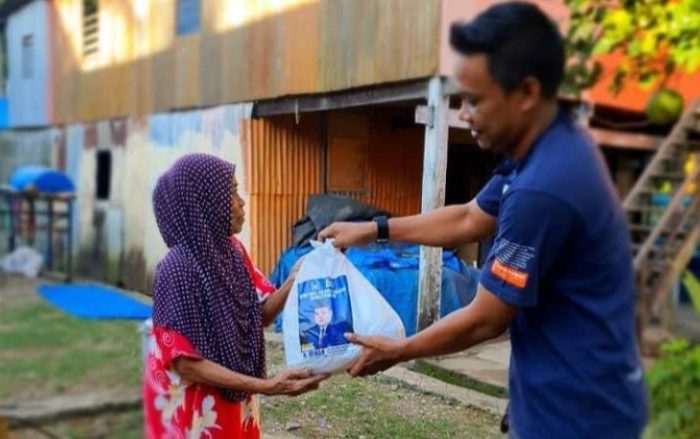 Sehari Menjelang Idul Fitri, H Irwan Bagikan Paket Sembako di Pangkep dan Maros
