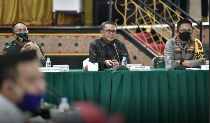 Nurdin Abdullah saat rapat koordinasi persiapan Sulsel menuju new normal, di Posko Covid-19, Balai Manunggal.