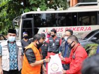 Pj Wali Kota Makassar Salurkan 750 Paket Bantuan dari Presiden untuk Butuh