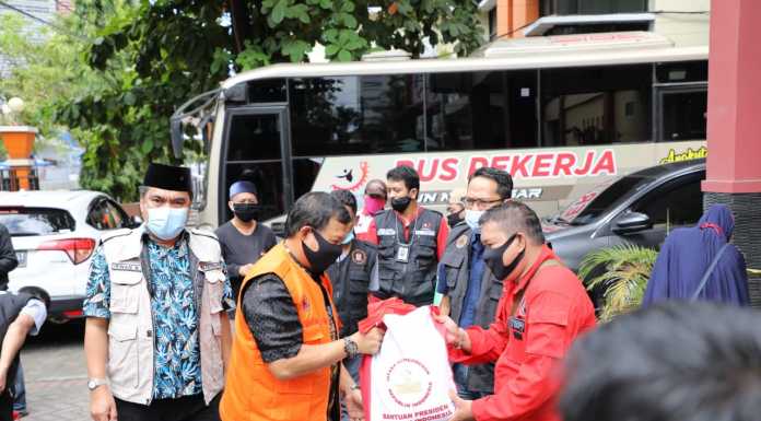 Pj Wali Kota Makassar Salurkan 750 Paket Bantuan dari Presiden untuk Butuh