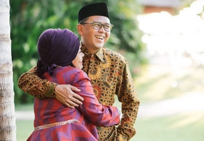 Nurdin Abdullah bersama Isterinya, Lies F Nurdin. (Ist)