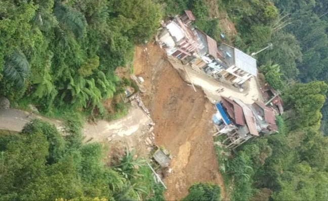 Longsor di Jalan Poros Palopo-Toraja.