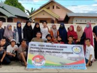 Peduli Warga Terdampak Covid-19, IKA SMKN 5 Bone Bagikan Paket Sembako