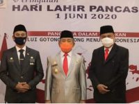 Gubernur Sulbar, Ali Baal Masdar, saat mengikuti Upacara Peringatan Hari Lahir Pancasila melalui video Conference bersama Presiden RI sebagai Inspektur Upacara di Ruang Oval Kantor Gubernur Sulbar, Senin, 1 Juni 2020