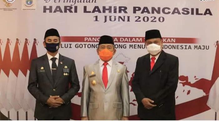 Gubernur Sulbar, Ali Baal Masdar, saat mengikuti Upacara Peringatan Hari Lahir Pancasila melalui video Conference bersama Presiden RI sebagai Inspektur Upacara di Ruang Oval Kantor Gubernur Sulbar, Senin, 1 Juni 2020