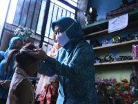 Peduli Kesehatan Anak, Ketua TP PKK Makassar Bagikan Masker