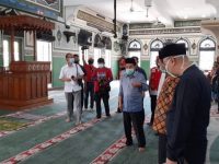 Ketua Umum DMI Pusat Jusuf Kalla meninjau persiapan normal baru di Masjid Agung Al Azhar, Rabu (3/6/2020).(ANTARA/Laily Rahmawaty)