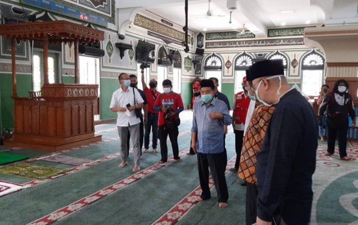 Ketua Umum DMI Pusat Jusuf Kalla meninjau persiapan normal baru di Masjid Agung Al Azhar, Rabu (3/6/2020).(ANTARA/Laily Rahmawaty)