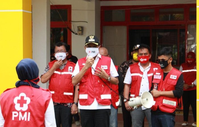 PMI Barru Keliling Lakukan Penyemprotan di Rumah Ibadah dan Fasilitas Umum