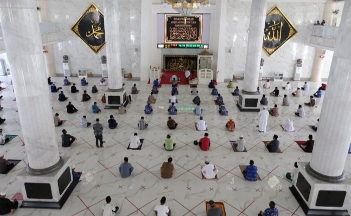 Shalat Jumat Pertama, Masjid Agung Syekh Yusuf Terapkan Protokol Kesehatan