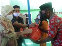 Sambil Salurkan Bantuan, Hasnah Syam Dengar Aspirasi Warga di Puteangin