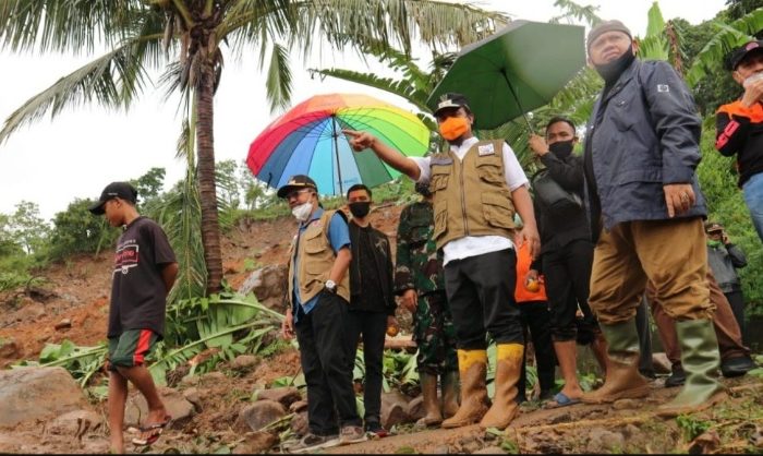 Di Tengah Hujan dan Jalan Berlumpur, Wagub Sulsel Tinjau Longsor di Jeneponto