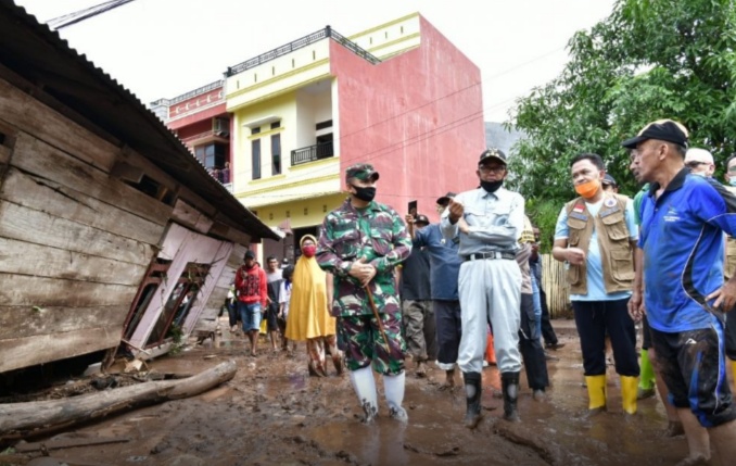Gubernur Sulsel Beri Bantuan Rp16 Miliar untuk Banjir Bantaeng