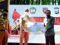 Gubernur Sulsel Serahkan Bantuan Rapid Test dan APD di Kampung Ewako Gowa