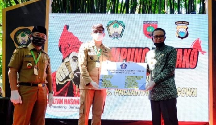 Gubernur Sulsel Serahkan Bantuan Rapid Test dan APD di Kampung Ewako Gowa