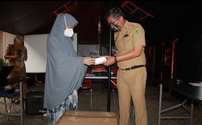 Anggota DPR RI Hasnah Syam Salurkan Bantuan 2.000 Alat Rapid Test untuk Barru