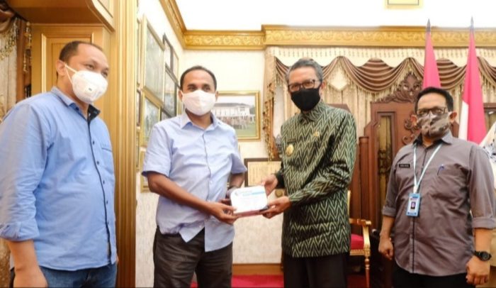 Gubernur Serahkan Bantuan APD untuk KPU Sulsel