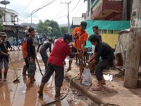Gabungan Pecinta Alam Kompak Bersihkan Lumpur di Bantaeng.