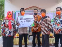 Asisten Administrasi Pemkab Selayar Serahkan Santunan BPJS Ketenagakerjaan