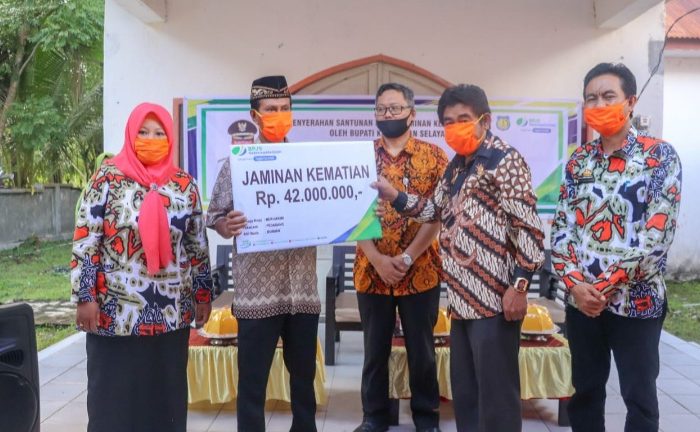 Asisten Administrasi Pemkab Selayar Serahkan Santunan BPJS Ketenagakerjaan