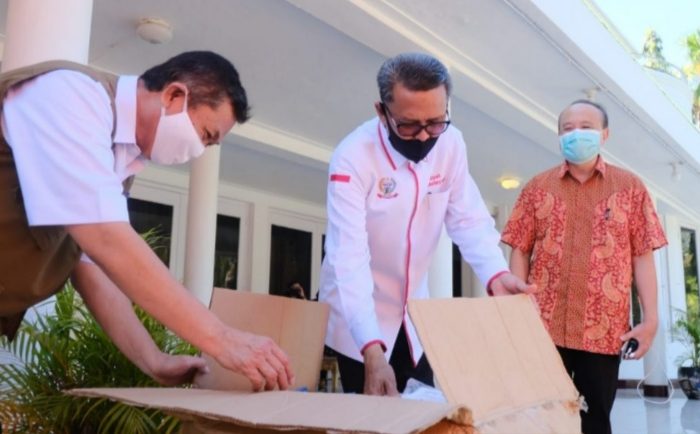 Terharu, Dokter Bambang Meneteskan Air Mata di Hadapan Gubernur Sulsel