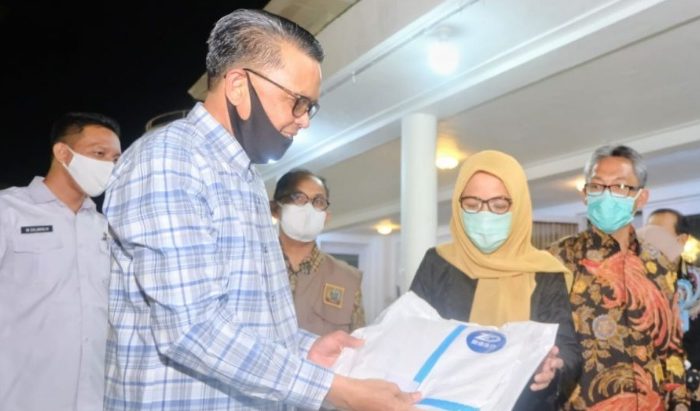 Gubernur Serahkan Rapid Test Untuk Pemeriksaan 4.000 Dosen Unhas