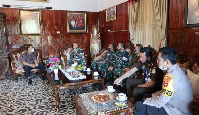 Bupati Selayar Jamu Brigjen TNI Djahsar Djamil Bersama Rombongan