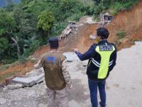 Bawa Bantuan, Wagub Sulsel Temui Korban Longsor Poros Palopo-Toraja