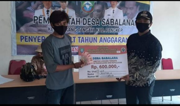 Bantu Ekonomi Warga, Pemerintah Desa Sabalana Bagikan BLT Tahap III