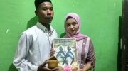 Pasangan Yudi dan Helmi usai ijab kabul dengan maskawin sandal jepit (Ist)