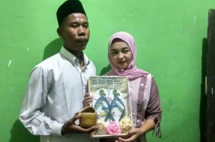 Pasangan Yudi dan Helmi usai ijab kabul dengan maskawin sandal jepit (Ist)