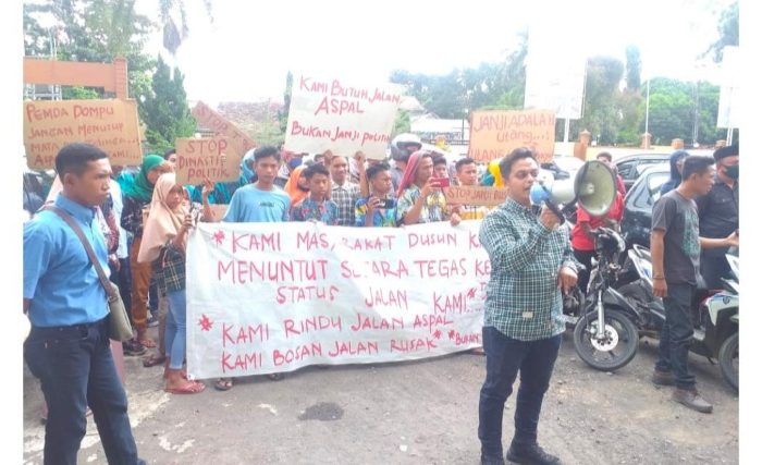Warga dan Pemuda Desa Rababaka Dompu Desak Pemda Aspal Jalan di Dusun Kamudi