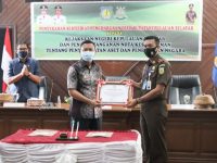 Apresiasi Kinerja Kejari, Bupati Selayar Serahkan Penghargaan