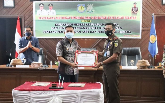 Apresiasi Kinerja Kejari, Bupati Selayar Serahkan Penghargaan