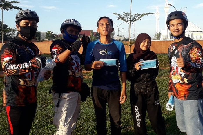 Sambil Gowes, Bikers Pemuda Pancasila Gowa Bagi-bagi Masker
