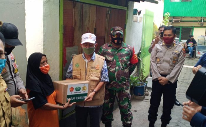 Gandeng TNI-Polri, LazisMu Sulsel Bagi Paket Sembako di Makassar