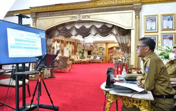 Gubernur Sulsel, Nurdin Abdullah bersama Sekprov Sulsel saat rapat virtual bersama Menhub membahas perkembangan pembangunan jalur kereta api