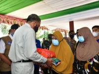 Gubernur Sulsel Serahkan Bantuan Darurat Rp 1,4 Miliar untuk Banjir Wajo