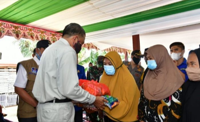 Gubernur Sulsel Serahkan Bantuan Darurat Rp 1,4 Miliar untuk Banjir Wajo