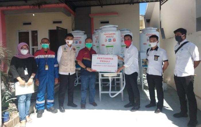 Pertamina MOR VII kembali menyerahkan bantuan wastafel portable kepada Kecamatan Soreng, Kota Parepare.