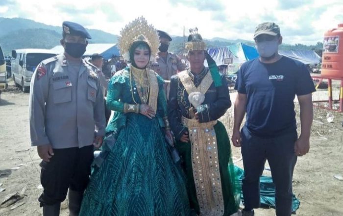 Viral Sepasang Kekasih Menikah di Tengah Pengungsian Banjir Lutra