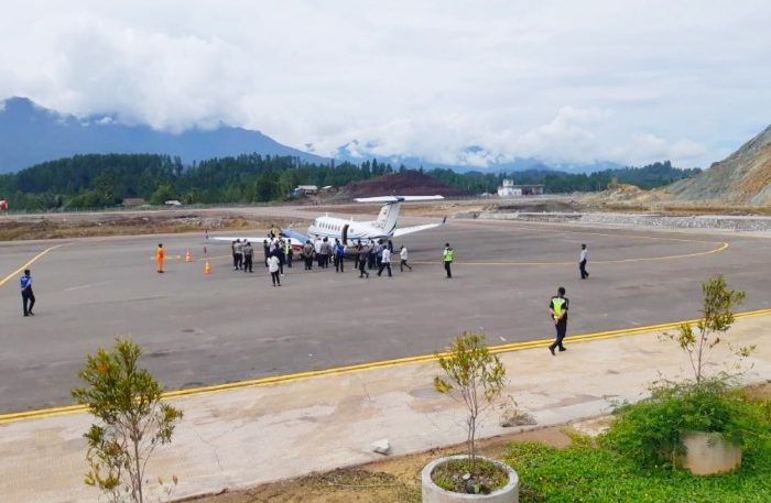 Perdana, Pesawat Mendarat di Bandara Buntu Kunik Tana Toraja