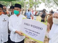 Menko PMK Doakan Korban Banjir Bandang Saat Jadi Khatib Shalat Idul Adha di Masamba