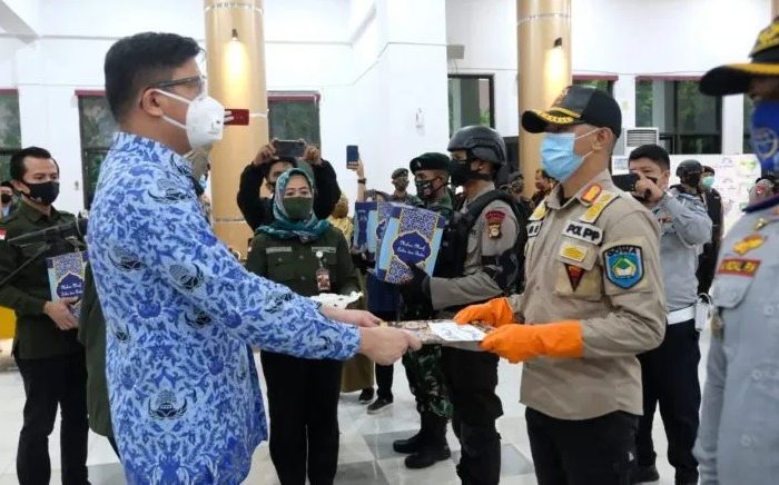 Pemkab Gowa Serahkan Ribuan Paket Lebaran untuk Petugas dan Relawan PSBB