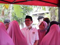 Arum Spink saat menyapa masyarakat di Kecamatan Herlang, Kabupaten Bulukumba. (Ist)