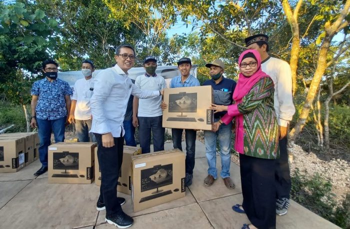 Galakkan Literasi, Arum Spink Serahkan Bantuan 20 Unit Komputer untuk Perpustakaan Desa
